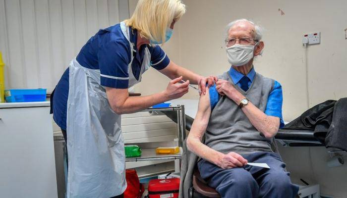 لقاح لرجل من كبار السن.