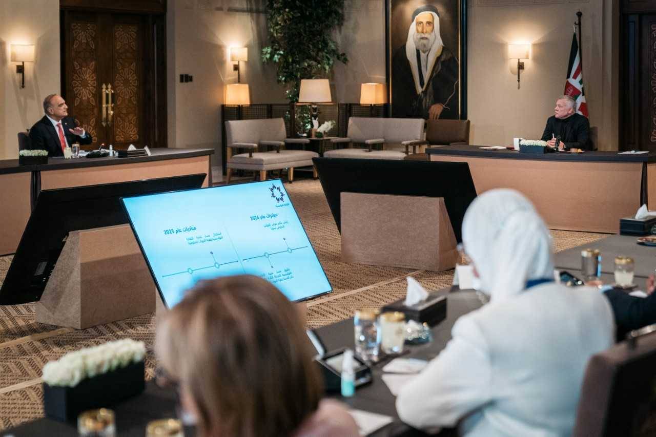 عبد الله الثاني خلال لقائه رئيس وأعضاء لجنة تحديث القطاع العام(الخليج)