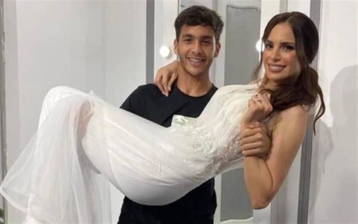 آمال ماهر وابنها عمر.