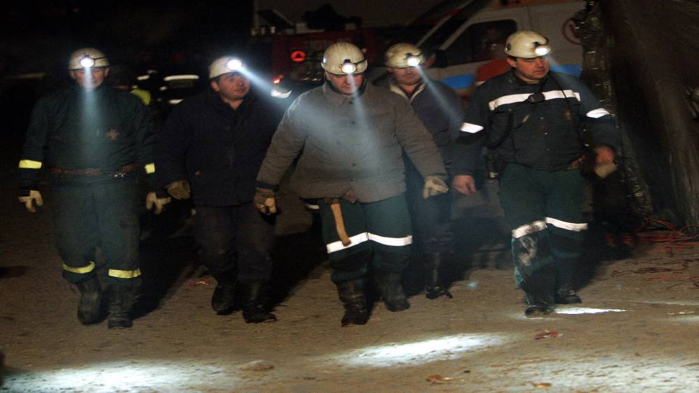 إنقاذ عالقين في منجم فحم.