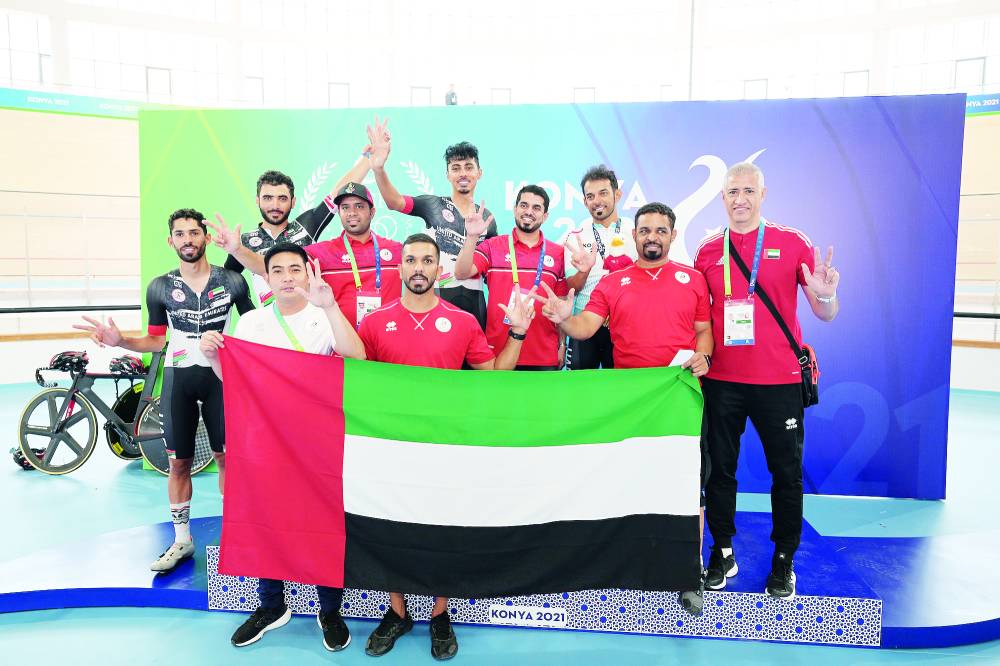 أبطال الدراجات يرفعون علم الإمارات بعد تتويج المنصوري. (تصوير: كامل عبد الله)