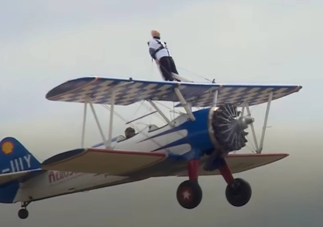 فيديو... مغامِرة تسعينية تربط نفسها بجناح طائرة لجمع التبرعات