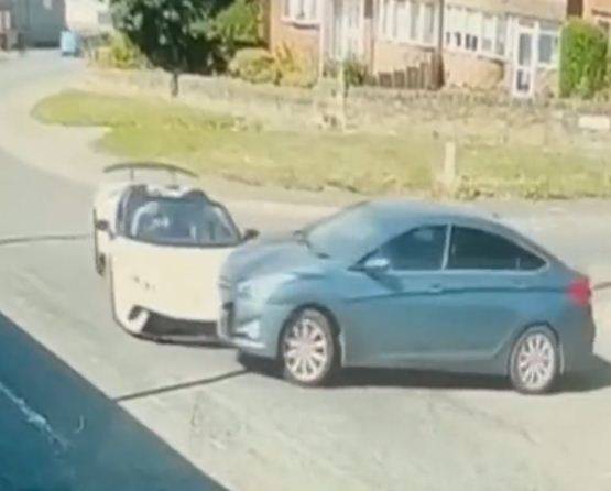 بالفيديو |صعدت فوقها سيارة أخرى.. حادث غريب لسيارة لامبورجيني
