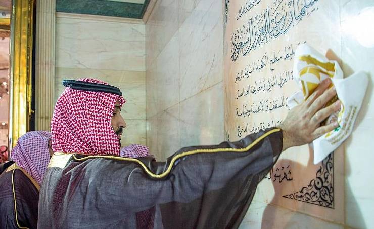 ولي العهد السعودي يتشرف بغسل الكعبة المشرفة (واس)