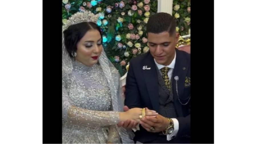 العروس المصرية ارتدت حلى ذهبية فاق وزنها 250 جراماً