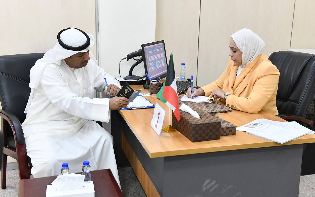 جانب من قبول أوراق أحد المترشحين لمجلس الأمة (كونا)