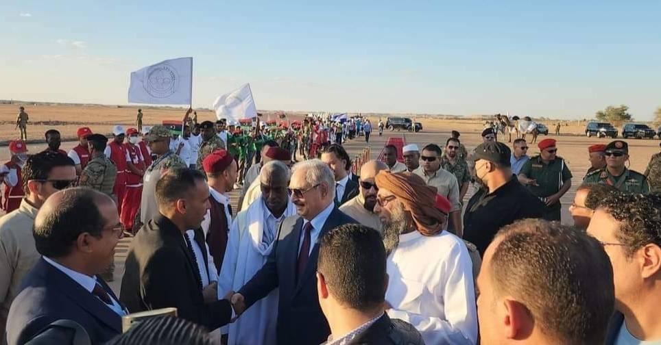 حفتر يصافح مستقبليه في الكفرة