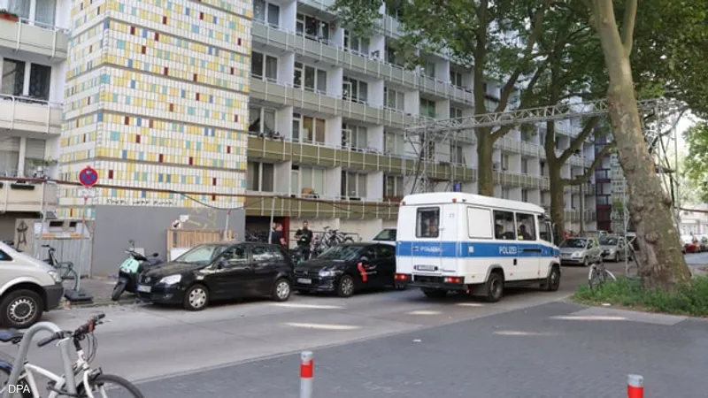 يقتل امرأة بفأس أمام أعين الشرطة