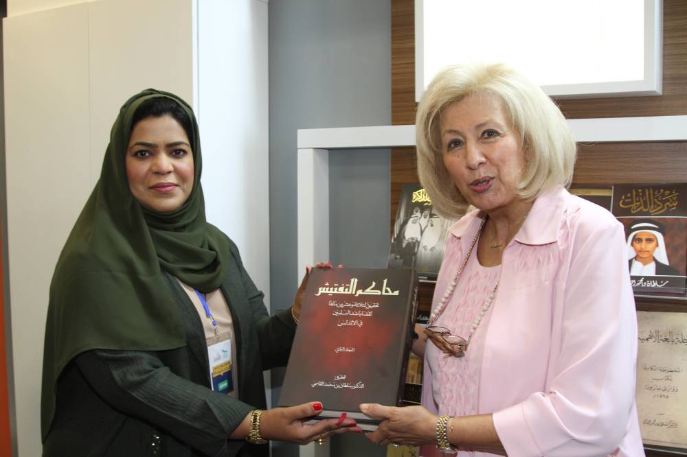 وزيرة الثقافة الأردنية خلال زيارتها لجناح الهيئة في "عماّن الدولي للكتاب"