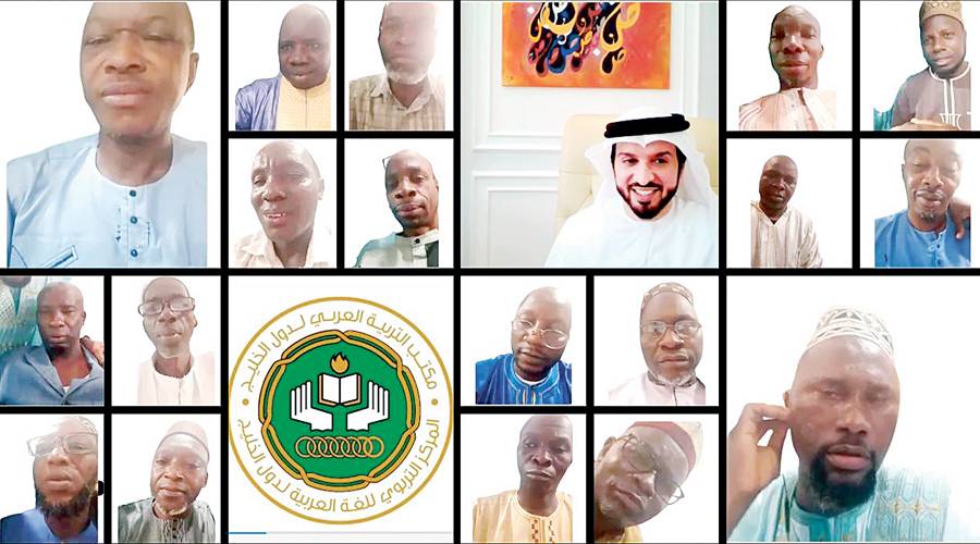  عيسى الحمادي وجانب من المشاركين في الجلسة 
