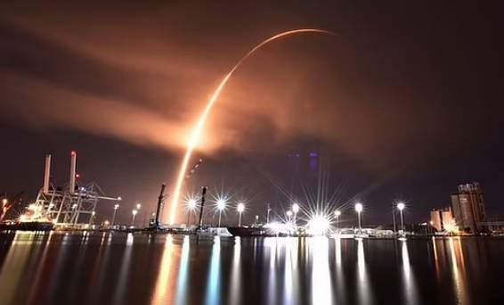 «سبيس إكس» تطلق 34 قمراً اصطناعياً للفضاء