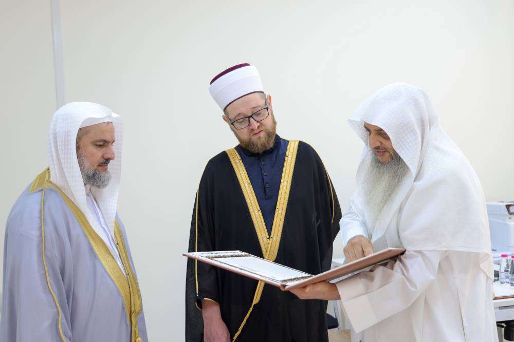 إلدار علاء الدين يطالع مخطوطاً بحضور شيرزاد عبدالرحمن 
 
  