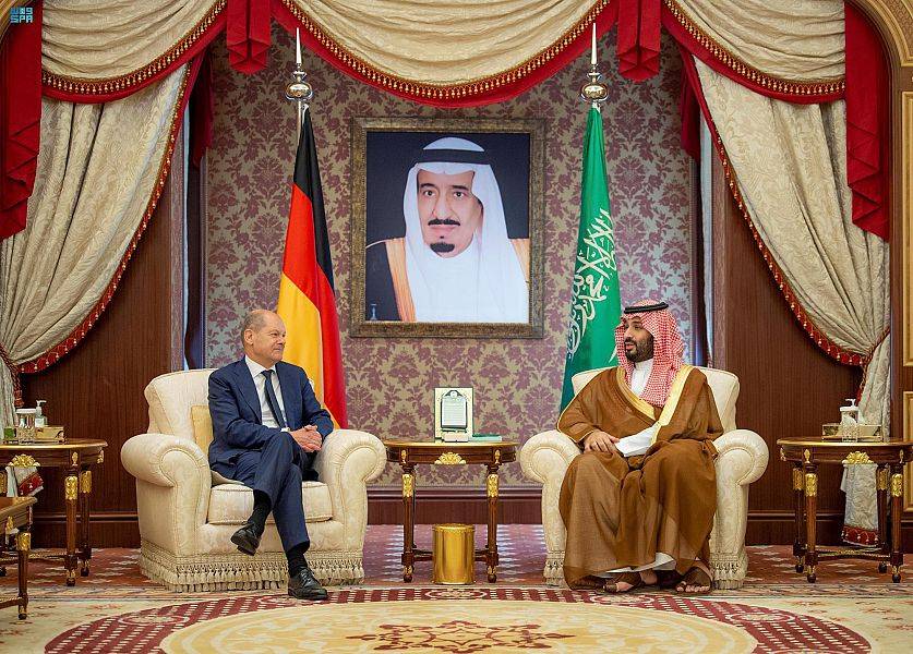 ولي العهد السعودي خلال استقباله المستشار الألماني (واس)