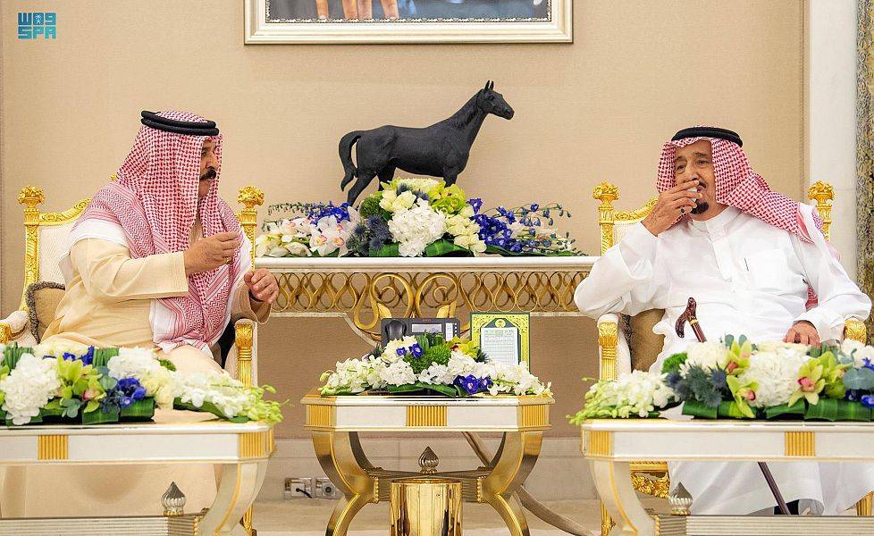 خادم الحرمين الشريفين خلال استقباله العاهل البحريني (واس)