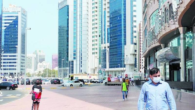 الإمارات تلغي إلزامية الكمامة في الأماكن المفتوحة والمغلقة