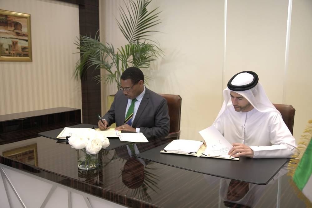 الحسيني ونتشامبا خلال توقيعهما الاتفاقية