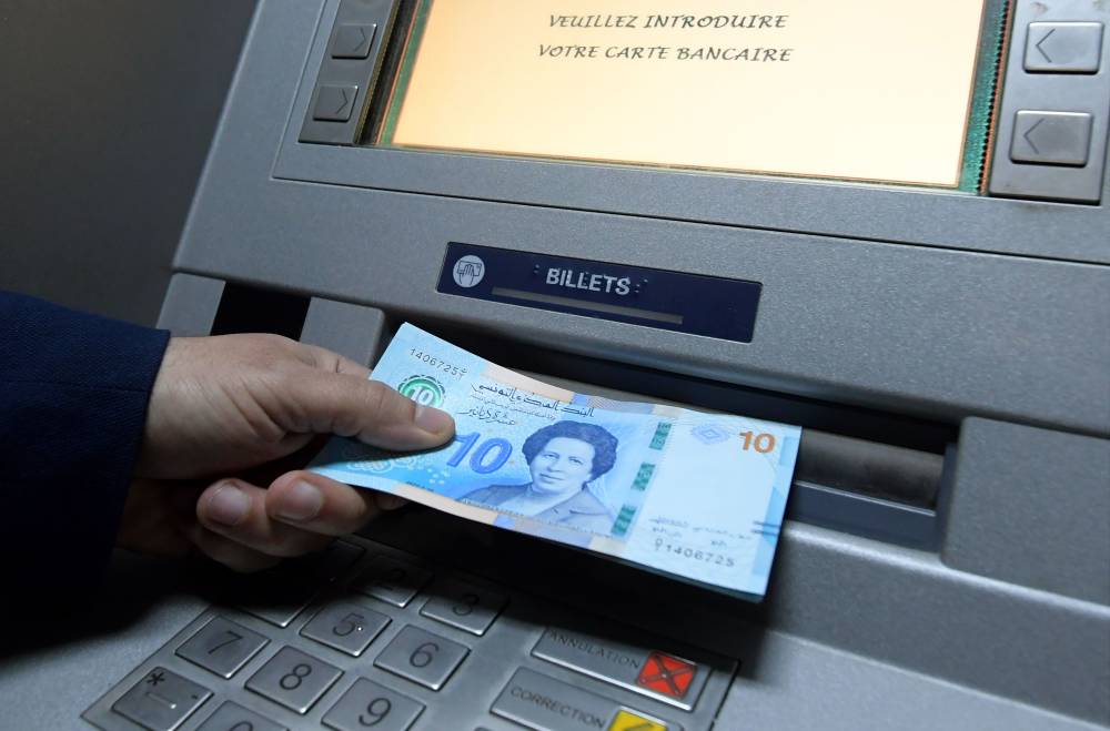 الدينار التونسي ينخفض إلى مستوى قياسي مقابل الدولار
