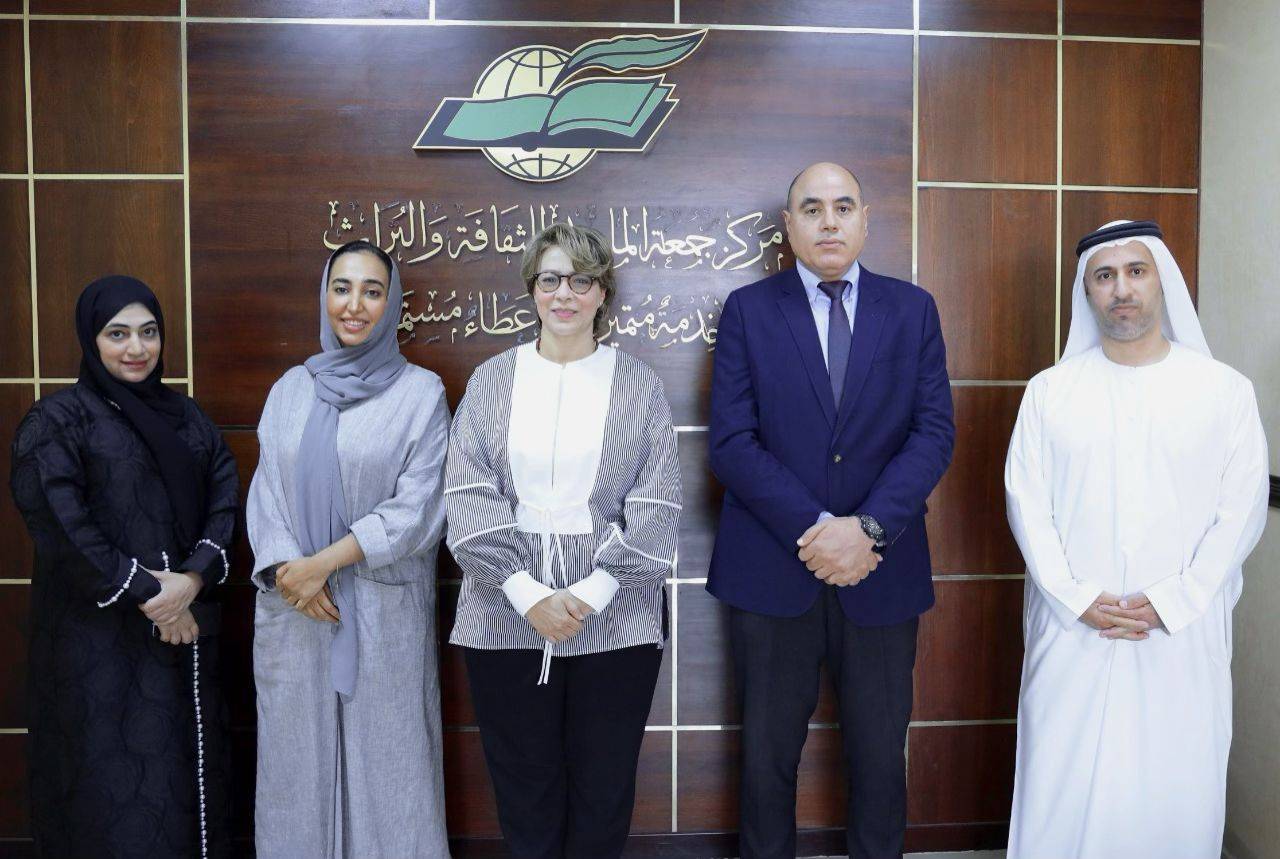 صورة جماعية للضيفة مع إدارة المركز