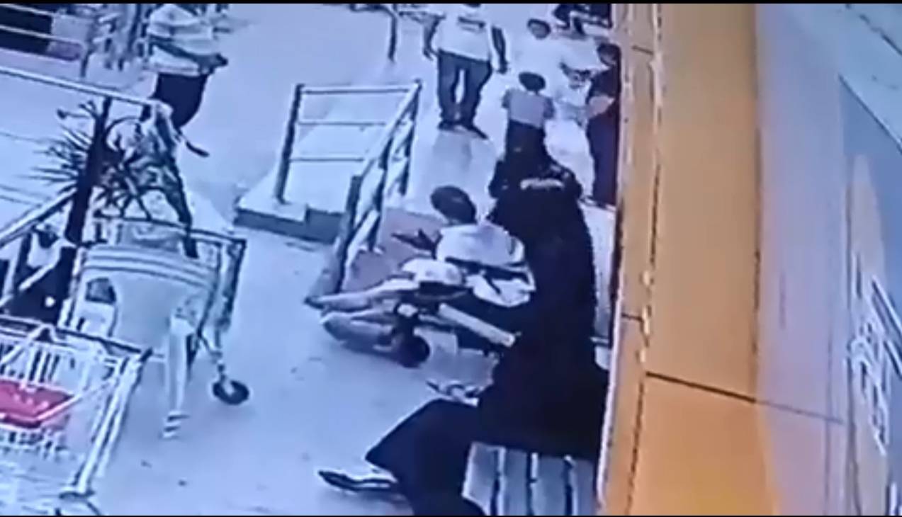فيديو| غطته بعباءتها.. موقف نبيل لحارسة أمن سعودية مع مقعد
