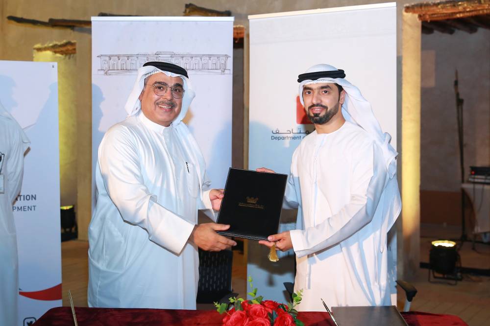 أحمد الطنيجي يكرم عبدالعزيز المسلم