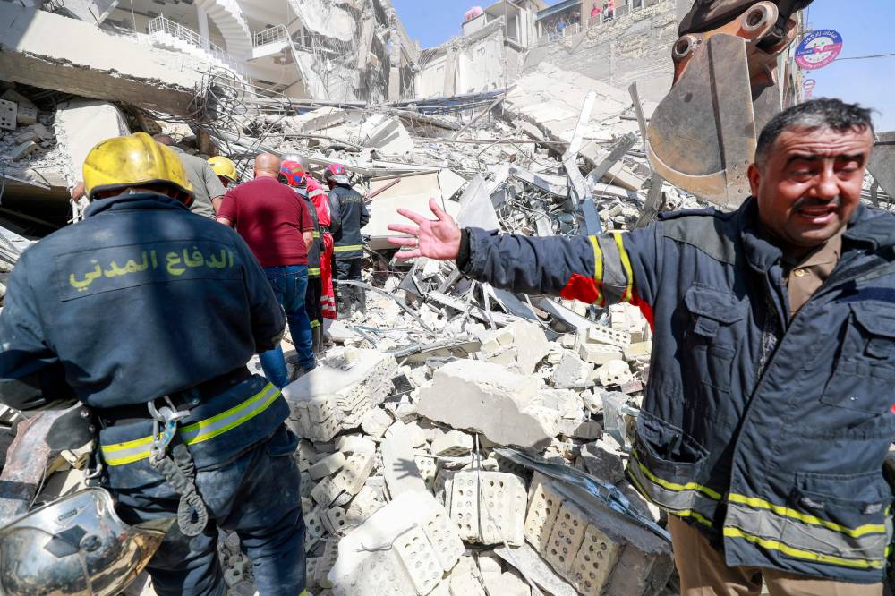 العراق يحقق في انهيار مبنى الكرادة وجهود لإنقاذ محاصرين