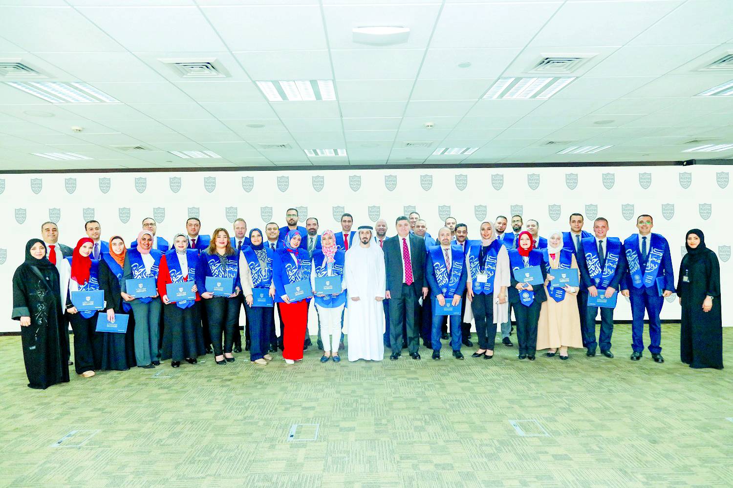 علي المري يتوسط المشاركين في البرنامج 