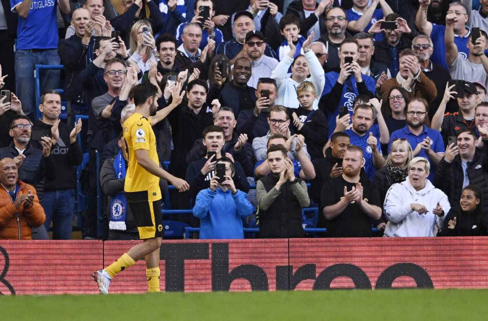 مدرجات تشيلسي تصفق لكوستا 