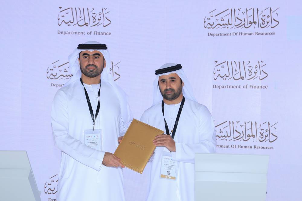 آل علي والسويدي خلال توقيعهما الاتفاقية