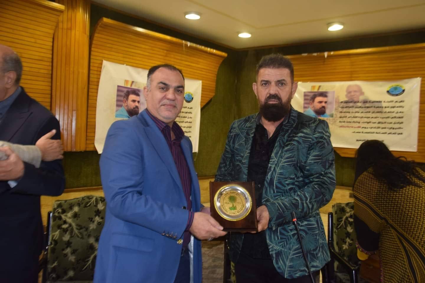 قاسم ماجد يتسلم درع نادي العلوية بعد نهاية الجلسة