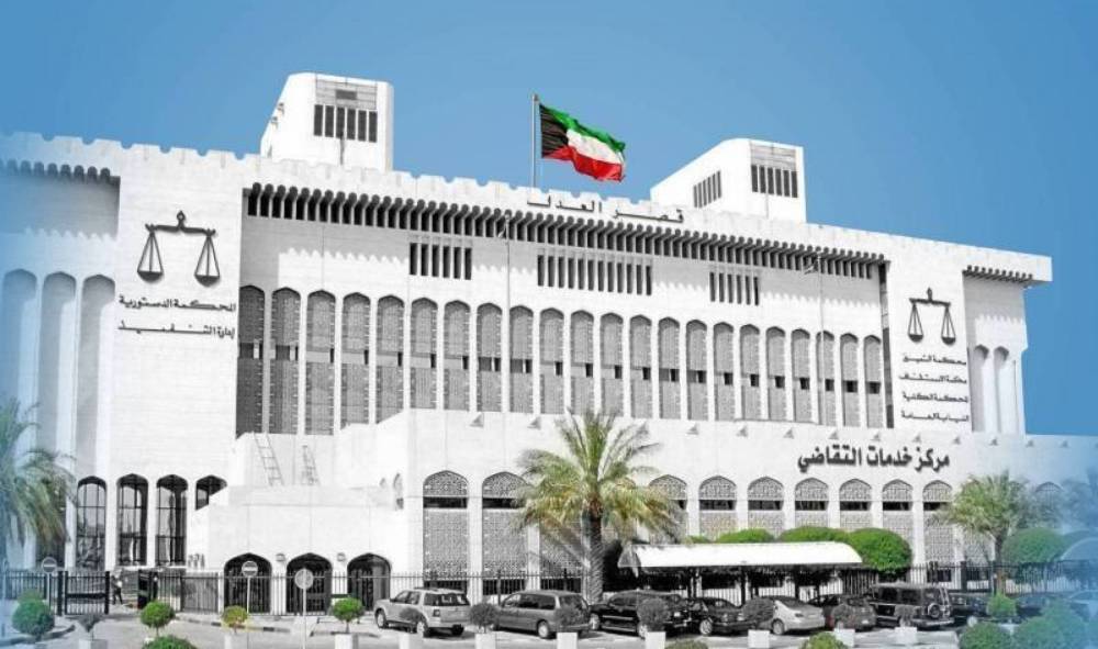عزل وحبس موظفة كويتية بسبب الرشوة