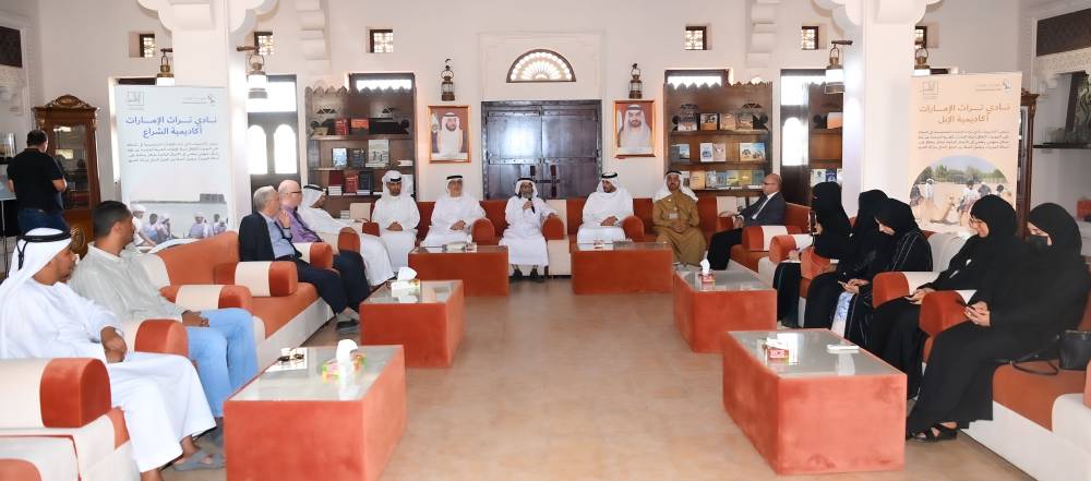 علي أبو الريش متحدثا خلال الندوة