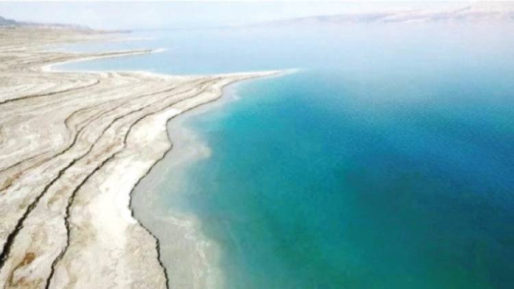 انحسار مياه البحر الميت يخلف تلالاً من الملح