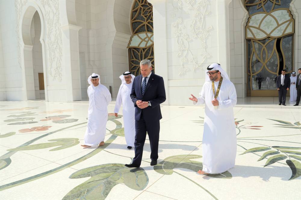 مستشار النمسا يزور جامع الشيخ زايد الكبير في أبوظبي