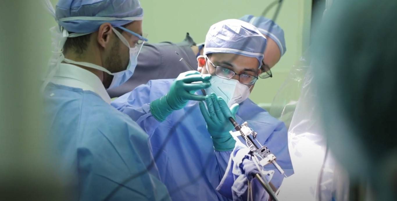 خلال إجراء إحدى الجراحات 