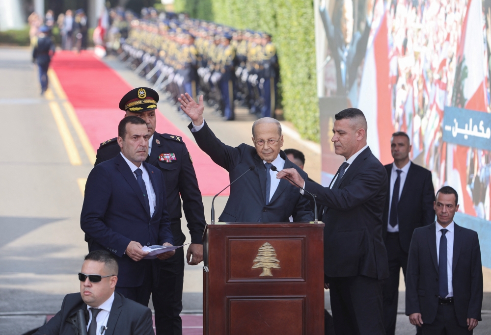 عون يغادر بعبدا.. ولبنان في فراغ مزدوج