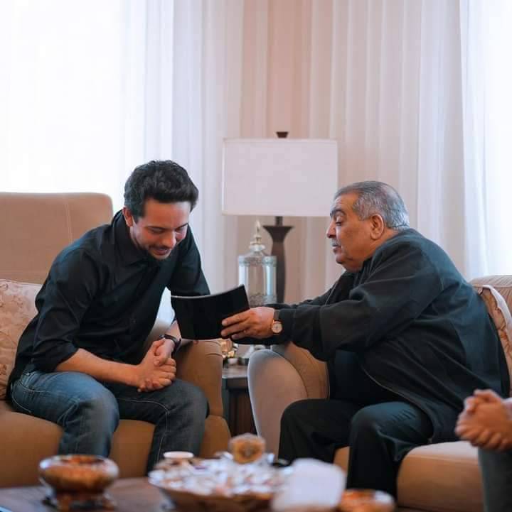 الحسين عبدالله خلال زيارة موسى حجازين