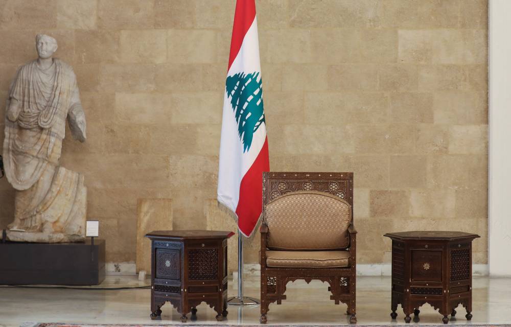  كرسي الرئاسة فارغاً بعد انتهاء ولاية عون رسمياً في القصر الرئاسي في بعبدا (رويترز)