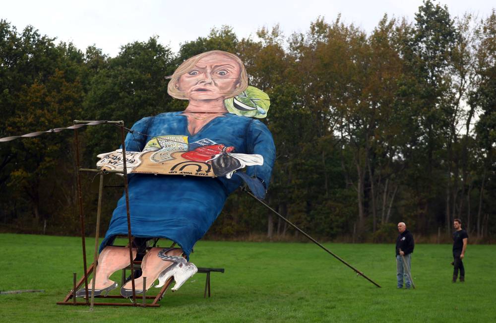 حرق مجسم ليز تراس خلال احتفالات تقليدية في بريطانيا