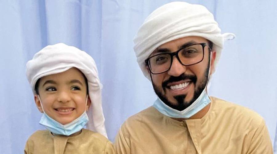 الطفل ووالده بعد نجاح العلاج
