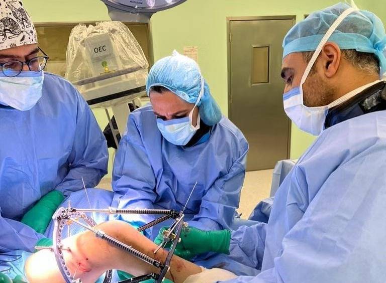 شاب سعودي يعود للمشي بعد عملية جراحية خطيرة