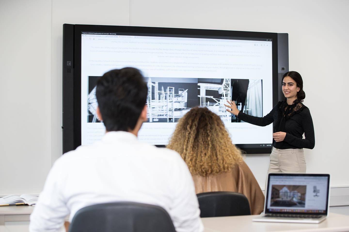 خلال تدريس الطلية بإحدى الجامعات في أبوظبي