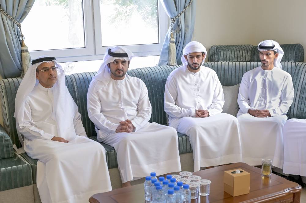 مكتوم بن محمد خلال تقديم واجب العزاء