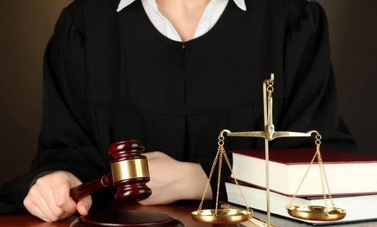 «صور غير لائقة» توقف قاضية 3 أشهر