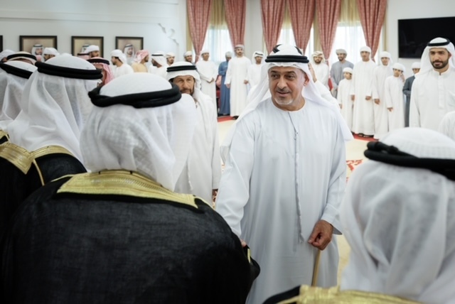 سلطان بن خليفة يحضر حفل زفاف جماعي في مجلس الوقن بالعين