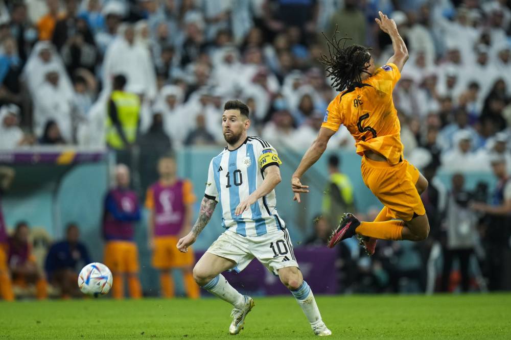 درسان كرويان في مباراة الأرجنتين وهولندا