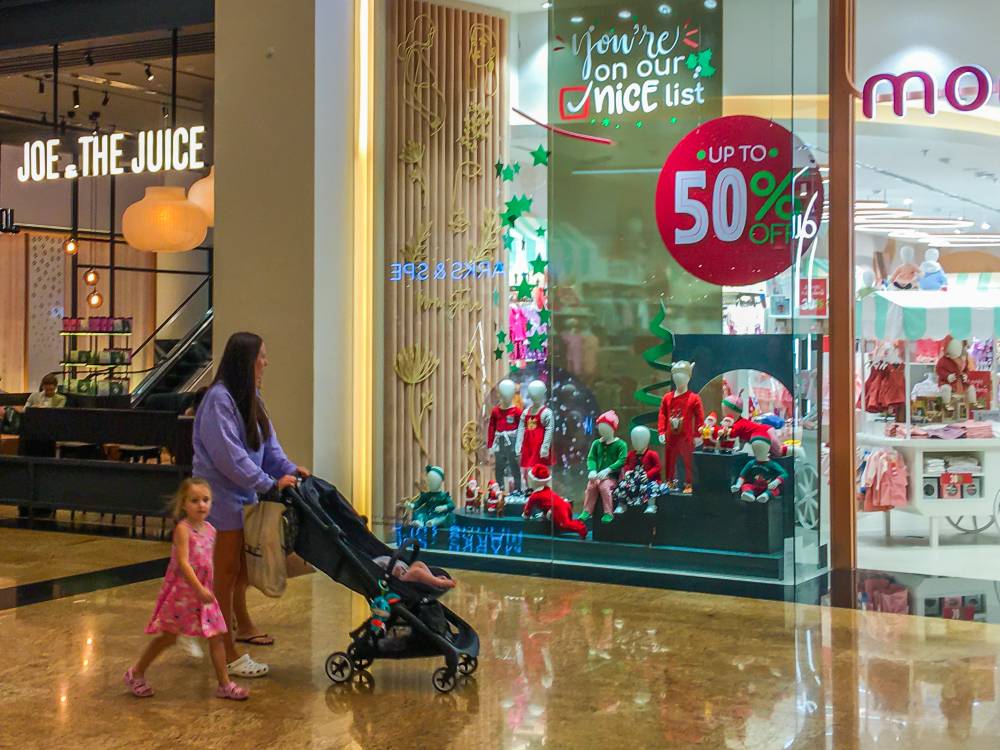 متسوقة وولديها في مول الإمارات بدبي (تصوير: محمد شعلان)