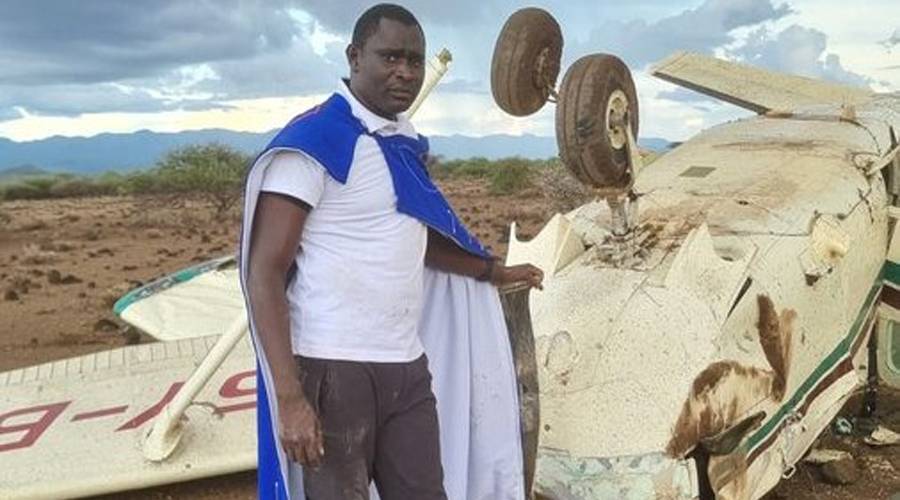  روديشا بجانب حطام الطائرة 
