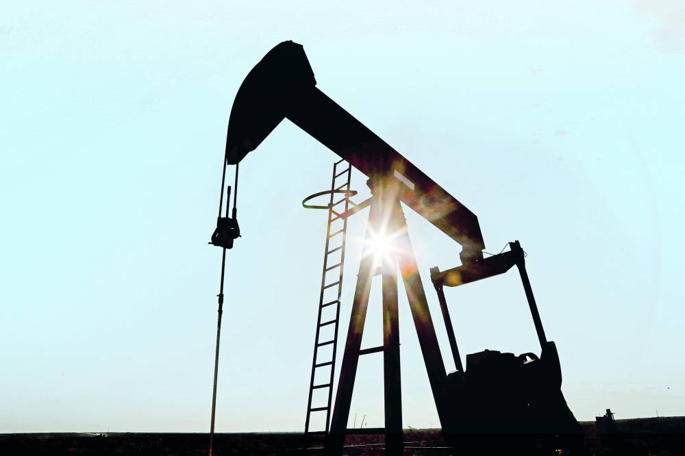 النفط يتراجع بفعل زيادة مخزونات الخام الأمريكية