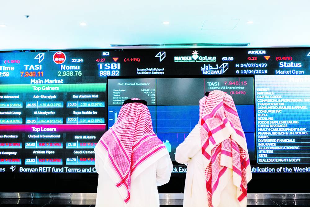 متعاملان في البورصة السعودية (بلومبيرج)