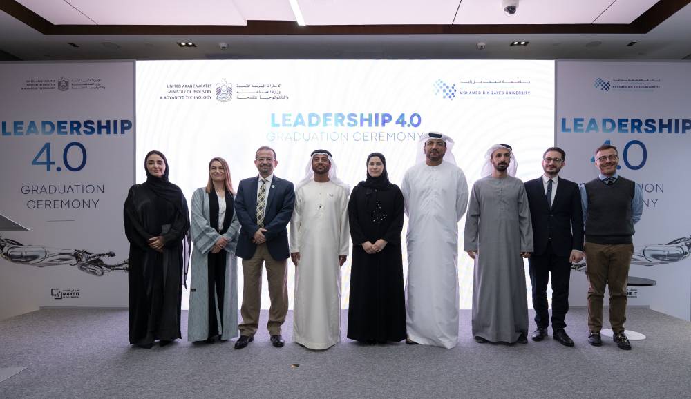 سارة الأميري تتوسط الحضور خلال حفل التخريج